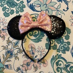 Black and pink Minnie ears